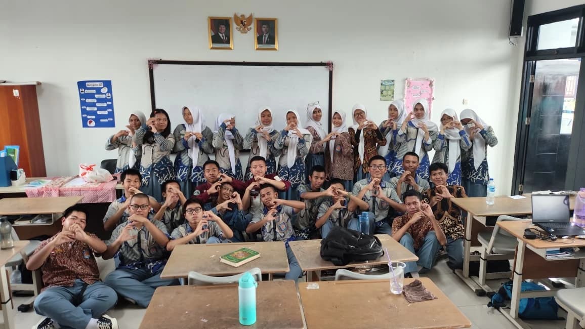 Foto bersama anggota English Club dan guru di ruang kelas SMKN 69 Jakarta
