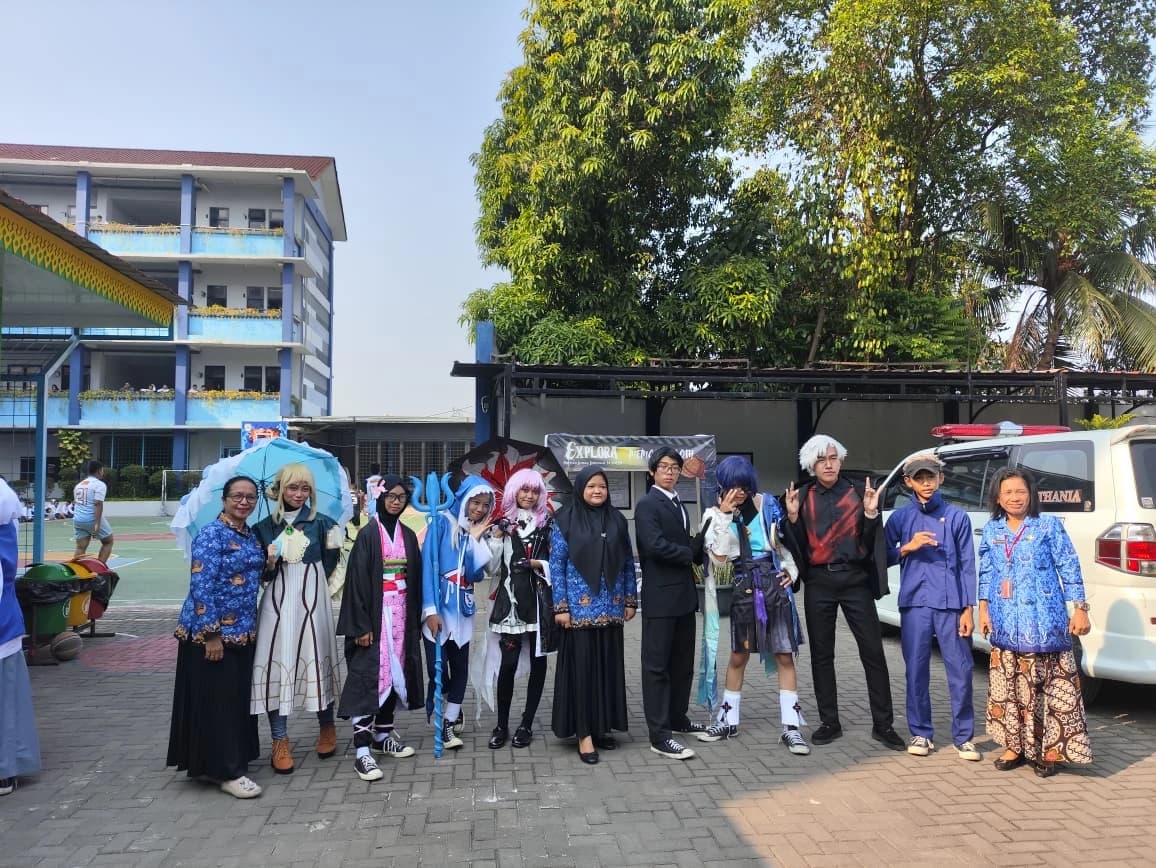 Foto bersama anggota Nihon berkostum karakter Jepang dan guru SMKN 69 Jakarta di area sekolah